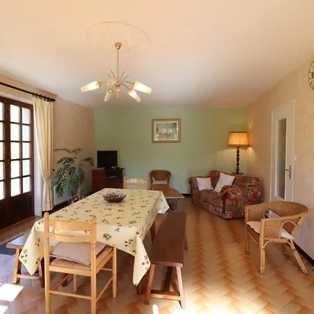 Maison De Vacances Au Coeur Des Volcans D'auvergne, 4 Pers, Jardin Ferme, Proche Lac Et Montagnes - Fr-1-742-246