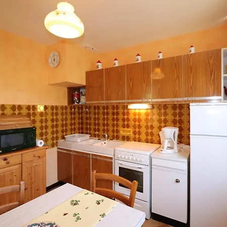 Maison De Vacances Au Coeur Des Volcans D'auvergne, 4 Pers, Jardin Ferme, Proche Lac Et Montagnes - Fr-1-742-246